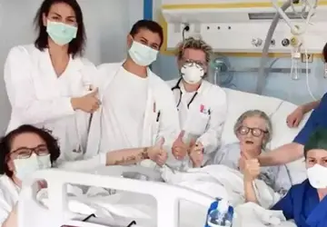 Senhora italiana, de 95 anos, vence o corona e celebra em foto emocionante com médicos