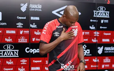 Athletico-PR apresenta oficialmente o volante Fernandinho