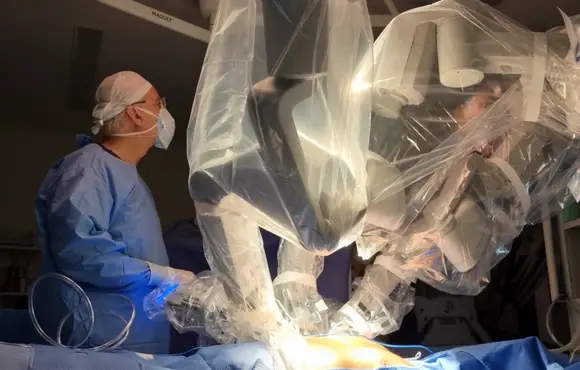 Paciente de 49 anos é submetido em Curitiba à primeira cirurgia de coração com robô do Sul do país